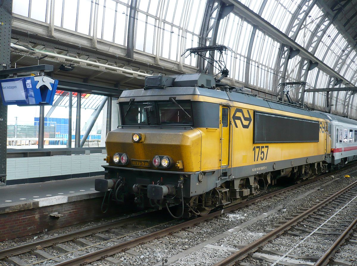 NS lok 1757 mit IC 240 aus Berlin. Gleis 15 Amsterdam Centraal Station 01-10-2014.

NS loc 1757 met IC 240 uit Berlijn op spoor 15 Amsterdam Centraal Station 01-10-2014.