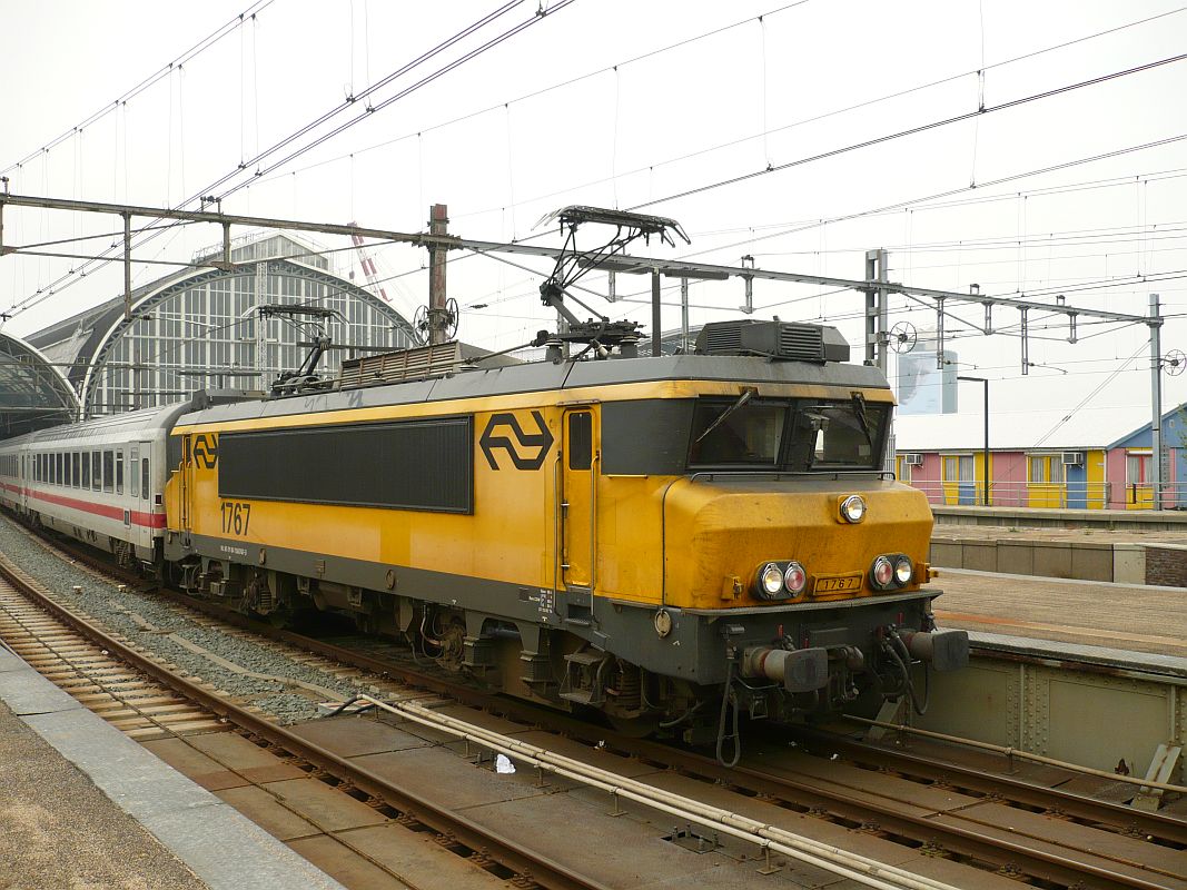 NS Lok 1767 mit IC 145 nach Berlin auf Gleis 10 Amsterdam Centraal Station 25-09-2013.

NS locomotief 1767 met trein IC 145 naar Berlijn op spoor 10 Amsterdam Centraal Station 25-09-2013.