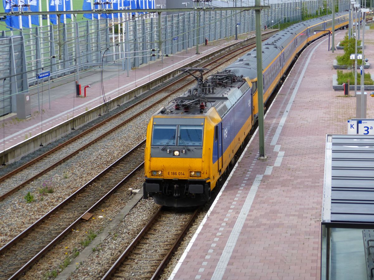 NS Lok 186 014 (91 84 1186 014-4 NL-NS) Gleis 3 Rotterdam Centraal Station 04-08-2017.


NS loc 186 014 (91 84 1186 014-4 NL-NS) spoor 3 Rotterdam CS 04-08-2017.