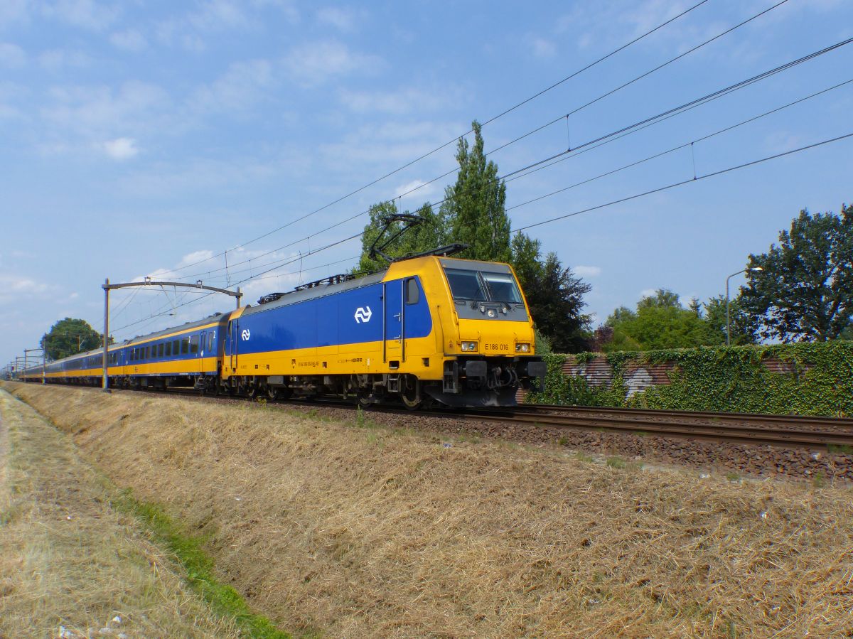 NS Lok 186 016-9 (91 84 1186 016-9 NL-NS) Kapelweg, Boxtel 19-07-2018.

NS loc 186 016-9 (91 84 1186 016-9 NL-NS) Kapelweg, Boxtel 19-07-2018.