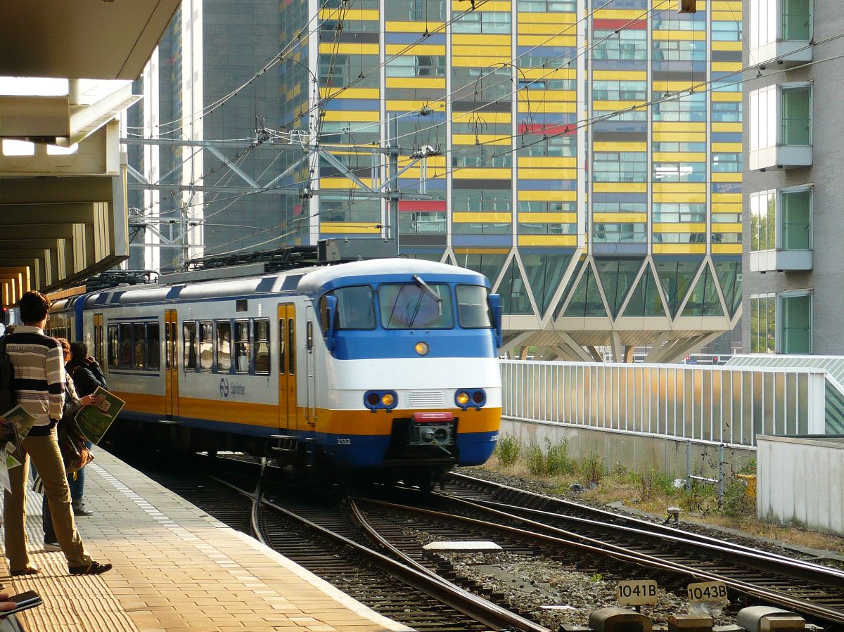 NS SGM-II Sprinter Triebzug 2132 Abfahrt Gleis 4a. Leiden Centraal Station 26-06-2013.

NS SGM-II Sprinter treinstel 2132 vertrekt van spoor 4a als stoptrein naar Alphen aan den Rijn. Leiden CS 26-06-2013.