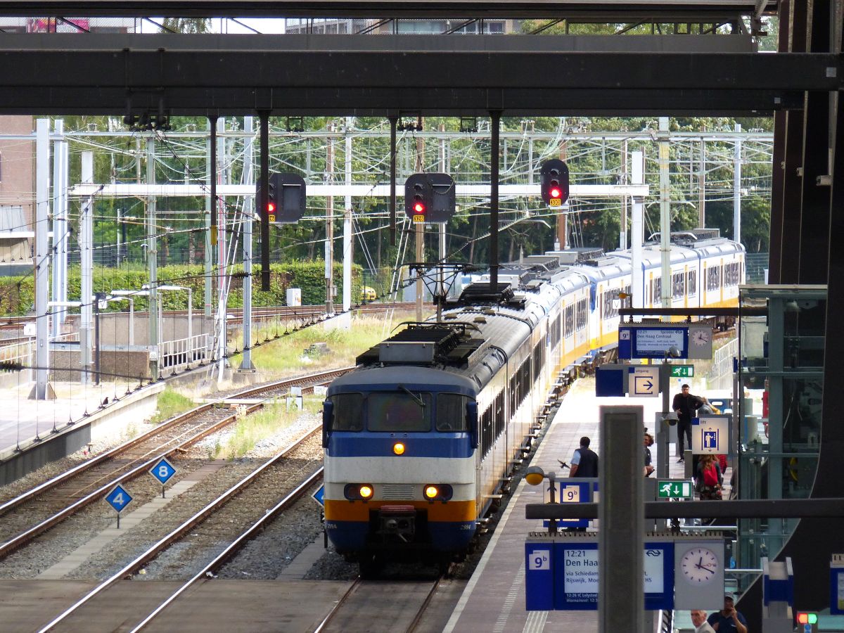 NS SGM-III Sprinter Triebzug 2994, 21XX und 29XX Gleis 9 Rotterdam Centraal Station 04-08-2017.

NS SGM-III Sprinter treinstel 2994, 21XX en 29XX i.v.m. werkzaamheden. Spoor 9 Rotterdam CS 04-08-2017.