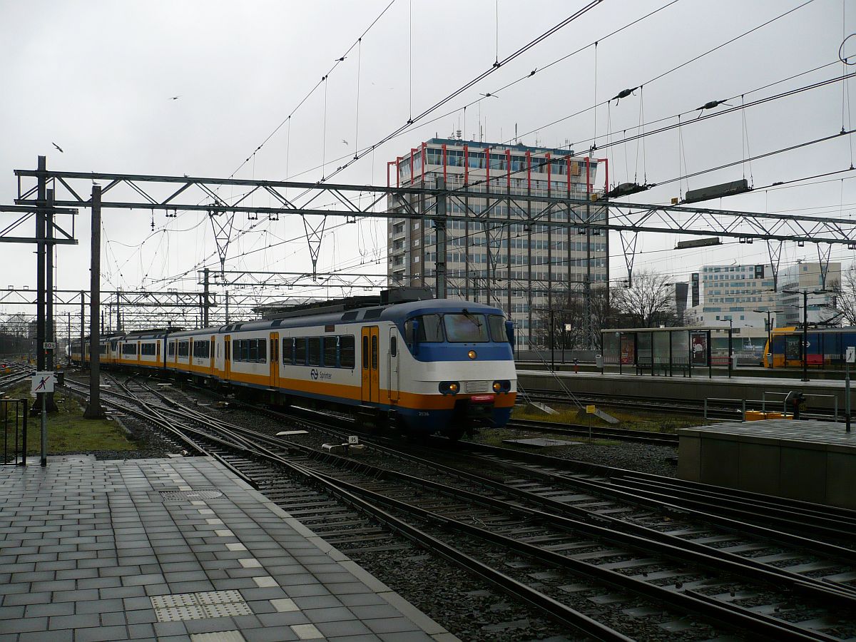 NS SGM-III Sprinter TW 2936 Gleis 7 Amsterdam Centraal Station 16-12-2015.

NS SGM-III Sprinter treinstel 2936 spoor 7 Amsterdam CS 16-12-2015.