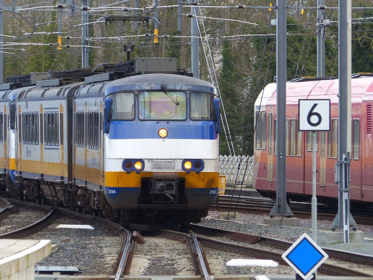 NS SGM Sprinter Triebzug 2134 und 2972 Gleis 8 Arnhem Centraal 19-02-2020.

NS SGM Sprinter treinstel 2134 en 2972 spoor 8 Arnhem Centraal 19-02-2020.