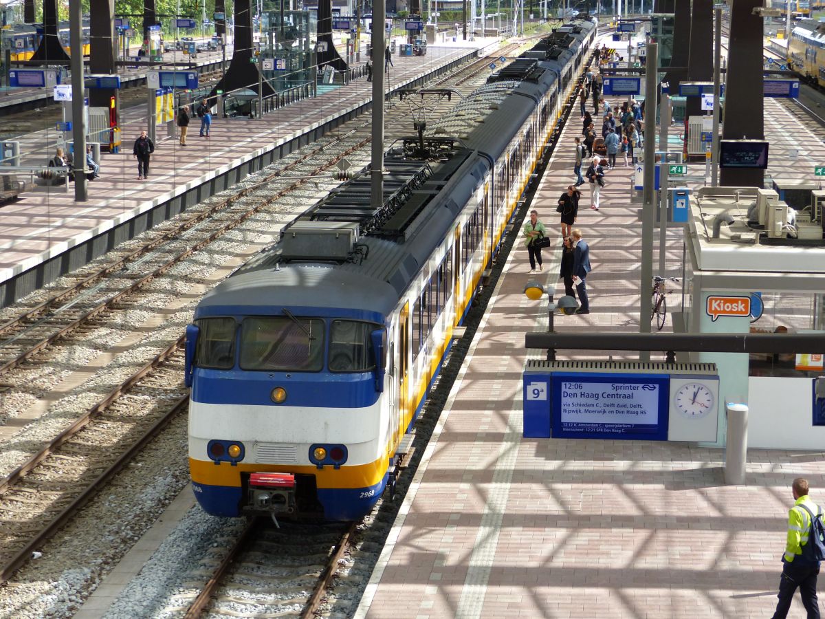 NS SGM Sprinter TW 2968, 21XX und 29XX Gleis 9 Rotterdam Centraal Station 04-08-2018.

NS SGM Sprinter treinstel 2968, 21XX en 29XX spoor 9 Rotterdam CS 04-08-2018.