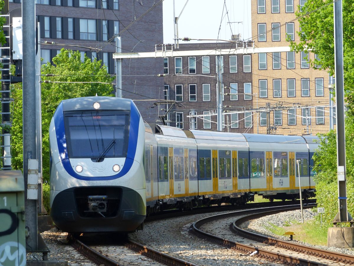 NS SLT-6 TW 2659 als Nahverkehrzug von Leiden nach Gouda. Morsweg, Leiden 12-05-2016.

NS SLT-6 treinstel 2659 als stoptrein van Leiden naar Gouda. Morsweg, Leiden 12-05-2016.