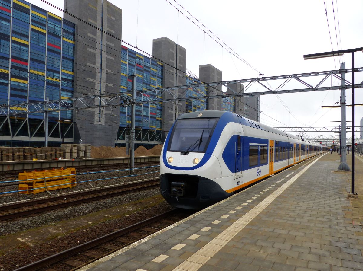 NS SLT Triebzug 2616 Gleis 8 Leiden Centraal 28-03-2019.


NS SLT treinstel 2616 spoor 8 Leiden Centraal 28-03-2019.