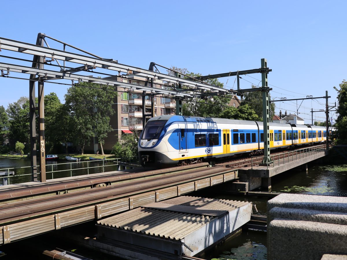 NS SLT Triebzug 2657 Galgewaterbrug, Leiden 18-07-2022.

NS SLT treinstel 2657 Galgewaterbrug, Leiden 18-07-2022.