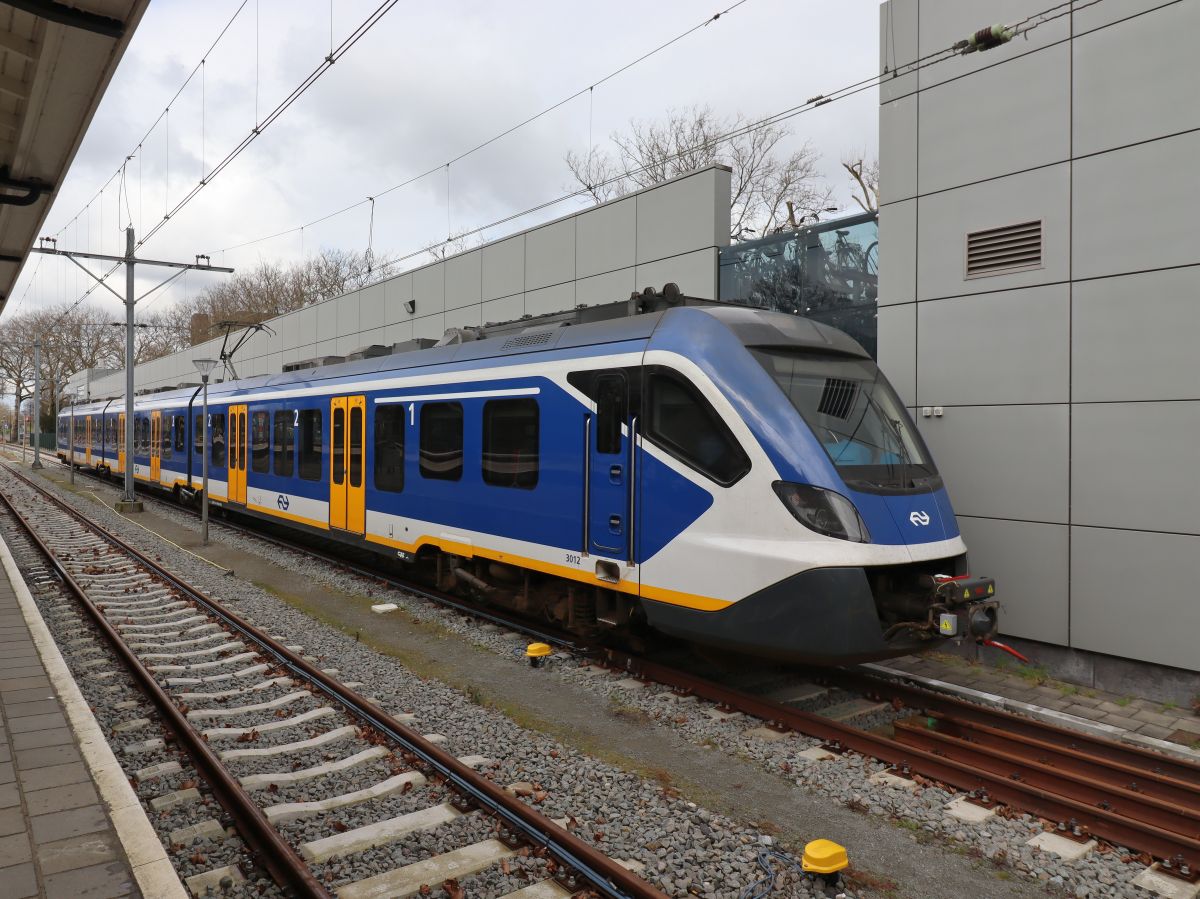 NS SNG-3 Triebzug 3012 Gleis 21 Bahnhof Dordrecht 01-04-2022.

NS SNG-3 treinstel 3012 spoor 21 station Dordrecht 01-04-2022.
