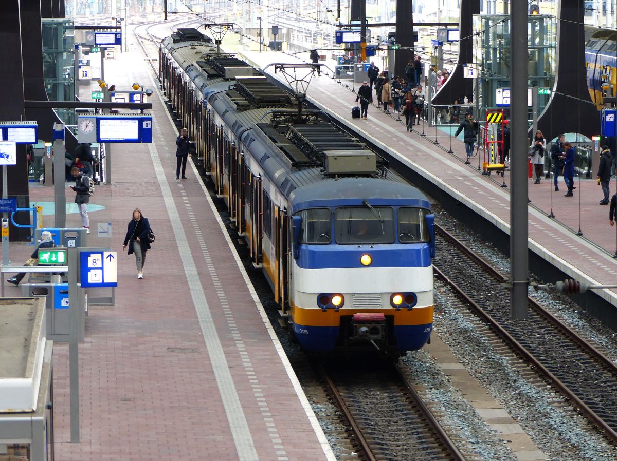 NS Sprinter SGM Triebzug 2116 Gleis 8 Rotterdam Centraal Station 11-12-2019.

NS Sprinter SGM treinstel 2116 spoor 8 Rotterdam CS 11-12-2019.