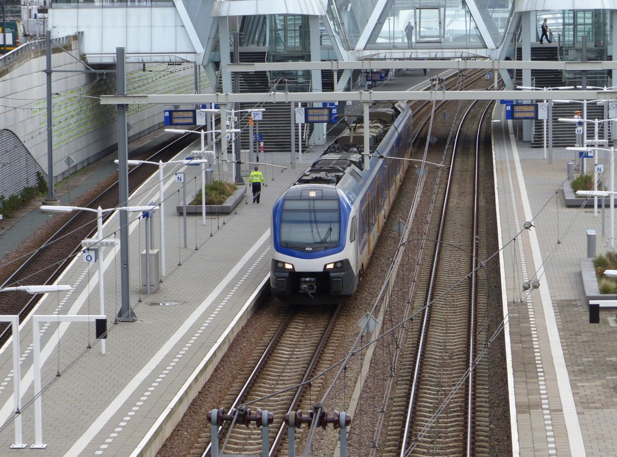 NS Stadler Flirt3 Triebzug 2226 Gleis 10 Arnhem Centraal 19-02-2020.

NS Stadler Flirt3 treinstel 2226 spoor 10 Arnhem Centraal 19-02-2020.