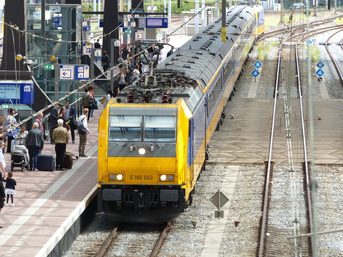 NS TRAXX Lok 186 043 (91 84 1186 043-3 NL-NS) Gleis 11 Rotterdam Centraal Station 04-08-2017.


NS TRAXX loc 186 043 (91 84 1186 043-3 NL-NS) spoor 11 Rotterdam Centraal Station 04-08-2017.