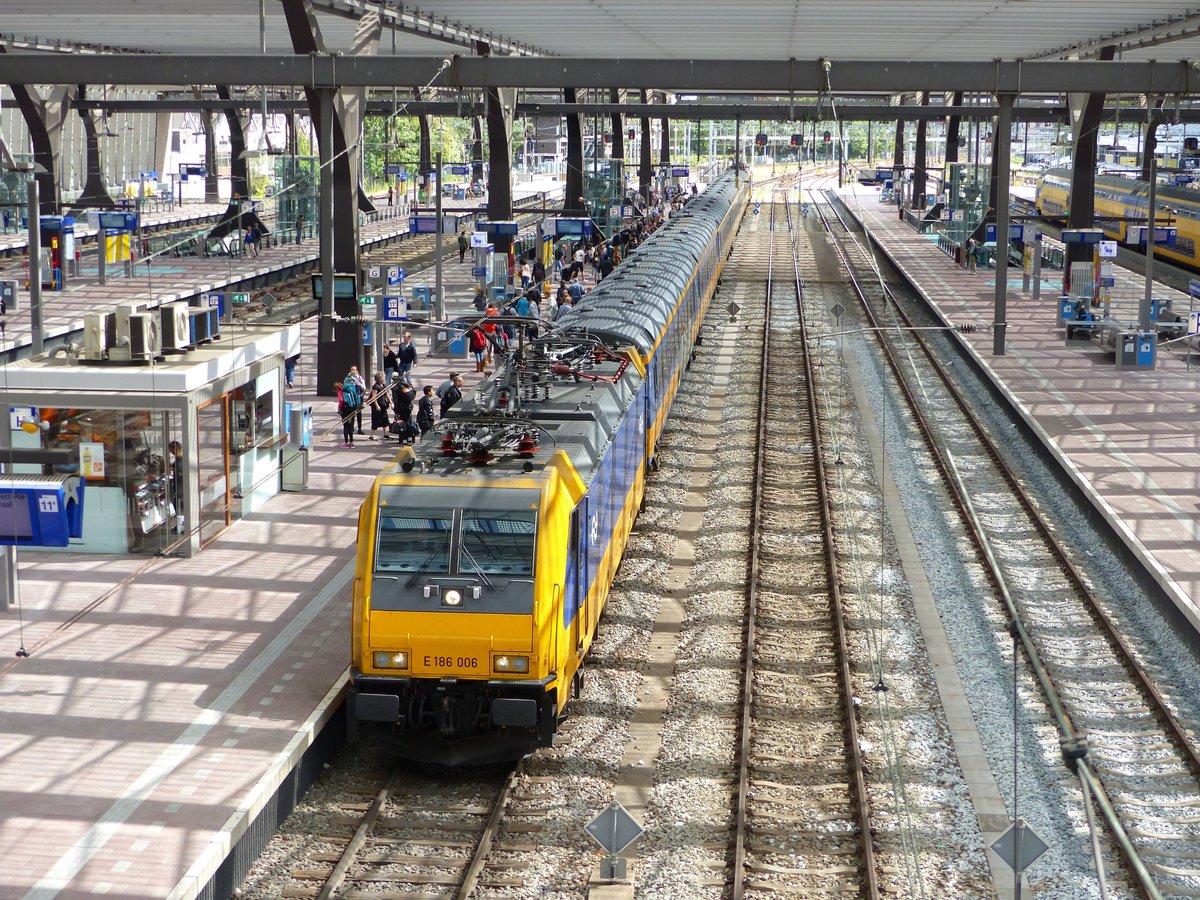 NS TRAXX Lok E186 006 (91 84 11 86 006-0) Gleis 11 Rotterdam Centraal Station 04-08-2017.

NS TRAXX loc E186 006 (91 84 11 86 006-0) spoor 11 Rotterdam Centraal Station 04-08-2017.