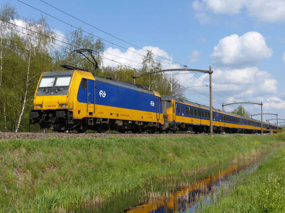 NS TRAXX Lokomotive 186 032-6 (91 84 1186 032-6) Nemelaerweg, Oisterwijk 07-05-2021.

NS TRAXX locomotief 186 032-6 (91 84 1186 032-6) Nemelaerweg, Oisterwijk 07-05-2021.