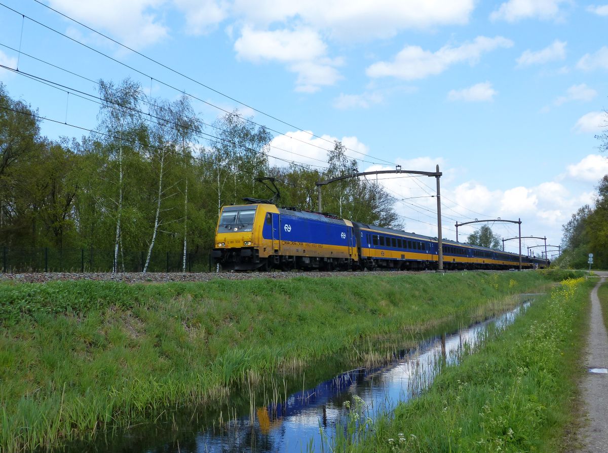 NS TRAXX Lokomotive 186 033 (91 84 1186 033-4 NL-NS) Nemelaerweg, Oisterwijk 07-05-2021.

NS TRAXX locomotief 186 033 (91 84 1186 033-4 NL-NS) Nemelaerweg, Oisterwijk 07-05-2021.