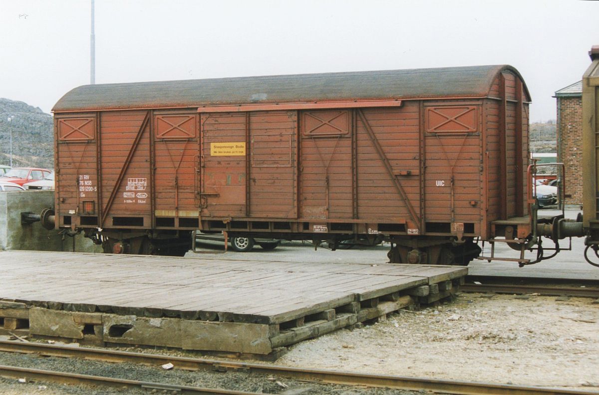 NSB Gs mit Nummer 21 76 120 1200-5  Bodø, Norwegen 21-04-1993.

NSB goederenwagen type Gs als stationswagen met nummer 21 76 120 1200-5  Bodø, Noorwegen 21-04-1993. Scan van foto.