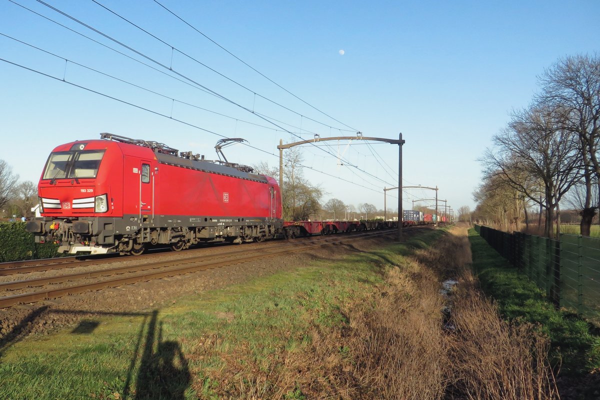 Nür mässig beladen war am 24 Februar 2021 ein KLV nach Rotterdam mit 193 329 -hier beim Passage von Oisterwijk.