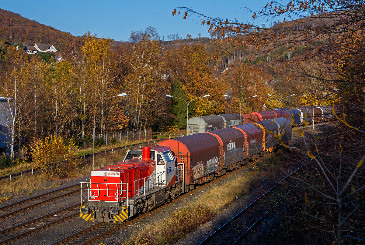 Nun (am 09.11.2021) steht die KSW 47 (92 80 1271 027-5 D-KSW), ex D 2 der HFM, eine Vossloh G 1000 BB der KSW (Kreisbahn Siegen-Wittgenstein), mit leeren Coilwagen in Herdorf auf dem KSW Rbf Herdorf (Betriebsstätte Freien Grunder Eisenbahn - NE 447 zur Abfahrt nach Kreuztal via Betzdorf bereit.

Die Lok wurde 2008 unter der Fabriknummer 5001673 bei Vossloh in Kiel gebaut, 2009 ging sie zur kundenspezifische Anpassung zum Service-Zentrum Moers und erst am 16.07.2010 erfolgte die Auslieferung an HFM Managementgesellschaft für Hafen und Markt mbH in Frankfurt (Main)  D 2  (92 80 1271 027-5 D-HFM). Am 31.10.2016 ging sie dann an die Kreisbahn Siegen-Wittgenstein (KSW).