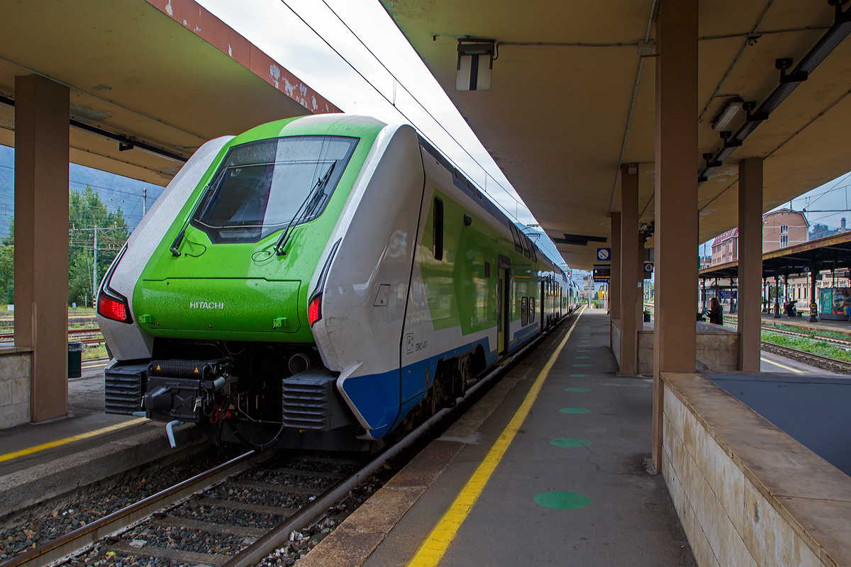 Nun sind auch schon die Hitachi “Rock”-Triebzüge (Hitachi Caravaggio) in Domodossola angekommen.....
Hier steht am 08.09.2021 im Bahnhof Domodossola der vierteilige Rock – ETR 421-017 der Trenord (Tn). 