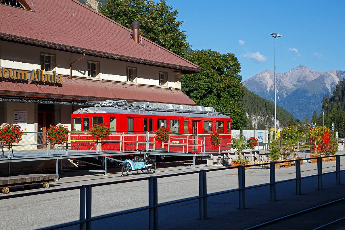 Nun steht er im Bndnerland, vor dem Bahnmuseum Albula in Bergn/Bravuogn.....
Der RhB-Triebwagen BDe 4/4 Nr. 491, ex Misoxerbahn, steht am 06.09.2021 vor dem Bahnmuseum Albula beim Bf Bergn/Bravuogn (aufgenommen aus dem Zug heraus).

Der RhB BDe 4/4 - 491 war der einzige fabrikneu durch die Rhtische Bahn fr die Misoxerbahn bzw. Misoxerlinie  beschaffte Triebwagen (Baujahr 1958 von SWS und BBC) und lehnte sich technisch an die hnlichen, ein Jahr zuvor fr die 2400 Volt-Gleichstrom Strecke Chur - Arosa beschafften Triebwagen ABDe 4/4 Nr. 481-486 an. Die Misoxerbahn war eine ehemalige meterspurige Schmalspurbahn in den Schweizer Kantonen Tessin und Graubnden. Die 31,3 Kilometer lange Strecke fhrte von der Tessiner Kantonshauptstadt Bellinzona durch die Bndner Talschaft Misox nach Mesocco. Erffnet wurde die Strecke 1907 von der Societ Ferrovia elettrica Bellinzona–Mesocco (BM), das 1942 in der RhB aufging. Bereits 1972 wurde der Personenverkehr eingestellt, 2003 auch der Gterverkehr. Bis 2013 wurde auf dem verbliebenen 12,7 Kilometer langen Reststck durch die Societ Esercizio Ferroviario Turistico (SEFT) ein touristischer Museumsbahnbetrieb aufrechterhalten und die Eisenbahn als Ferrovia Mesolcinese (FM) bezeichnet. 

Seither war der Triebwagen gemeinsam mit einigen weiteren ex RhB- und ex BA-Fahrzeugen im Depot in einer frheren Fabrikhalle in Grono abgestellt. Aufgrund der nun anstehenden Auflsung der Museums-Sammlung der SEFT in Grono wurden fr die Fahrzeuge neue Standorte gesucht und fr den BDe 4/4 Nr. 491 ein Platz beim ALBULA-Bahnmuseum in Bergn gefunden. In der Folge wurde er auf der Strae von Grono via San Bernardino-Tunnel nach Landquart in die RhB-Haupt-Werksttte berstellt, wo er eine uere Aufarbeitung mit Neulackierung im Stil der 80er-Jahre erhalten hat. Er sieht nun wieder so aus, wie er 1980 die HW-Landquart schon einmal verlassen hatte. Am 9.Juni 2021 wurde er im Rahmen einer Sonderfahrt tagsber, gezogen von einer Diesellok und erstmalig auf Stammnetz-Gleisen nach Thusis und nachts dann weiter nach Bergn berstellt. Dort wird er knftig an die einstige, vom restlichen RhB-Netz isolierte, frhere Misoxer-Bahn weiter erinnern.

Hier wird er in den kommenden Monaten vor dem Eingang des Museums aufgestellt bleiben und als „GROTTO 491“ seine frhere Heimat, das Bndner Sdtal Misox vertreten. Zu einem spteren Zeitpunkt soll der Triebwagen auf das frher von dem Rhtisches Krokodil RhB Ge 6/6 I 407 genutzte Gleis unterhalb des Museums neben der Bahnhofs-Zufahrt aufgestellt werden, wo er sich dann knftig noch besser prsentieren wird und auch frei Fotografieren lsst.

TECHNISCHE DATEN der BDe 4/4:
Anzahl: 1
Hersteller: SWS, BBC
Baujahre: 1958
Spurweite: 1.000 mm (Meterspur)
Achsformel: Bo’Bo’
Lnge ber Puffer: 	17.770 mm
Gesamtradstand: 13.950 mm
Dienstgewicht: 41 t
Hchstgeschwindigkeit: 	65 km/h
Stundenleistung: 677 kW
Anfahrzugkraft: 129 kN
Stundenzugkraft: 62 kN bei 39,5 km/h
Stromsystem: 	1500 Volt DC (Gleichstrom)
Anzahl der Fahrmotoren: 4
bersetzungsverhltnis: 1:4,83
Sitzpltze (2.Klasse): 16 und 4 Klappsitze
Ladeflche: 11 m
