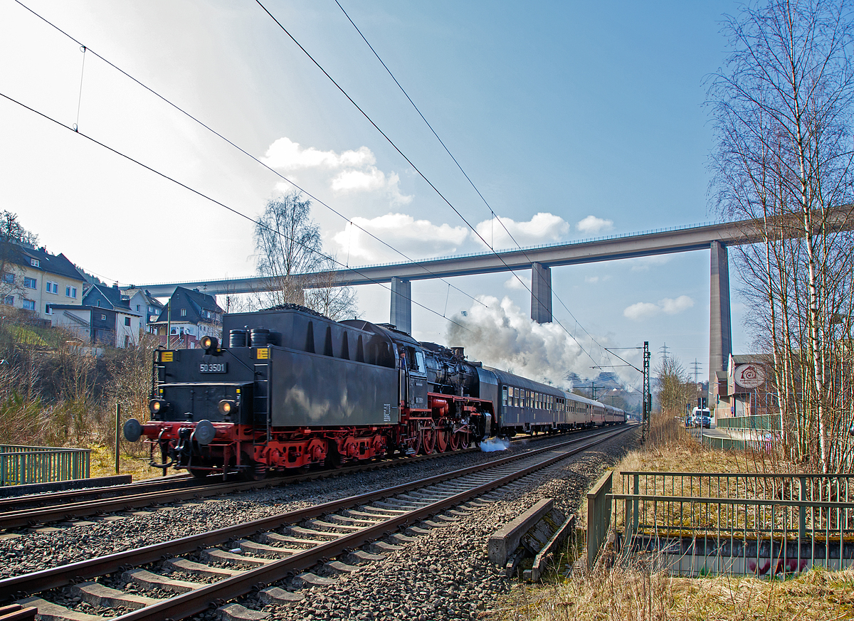 
Nun Tender voraus...
Die 50 3501-9 des Meininger Dampflokwerkes, ex DR 50 3501-9, ex DR 50 380, fährt am 25.03.2018 mit einem Dampfsonderzug der Eisenbahnfreunde Treysa e.V. (Jubiläumsfahrt - Rundfahrt über Siegen) über die Siegstrecke nach Siegen. Hier durchfährt der Zug Eiserfeld, im Hintergrund die 105 m hohe Siegtalbrücke der A45 (Sauerlandlinie).