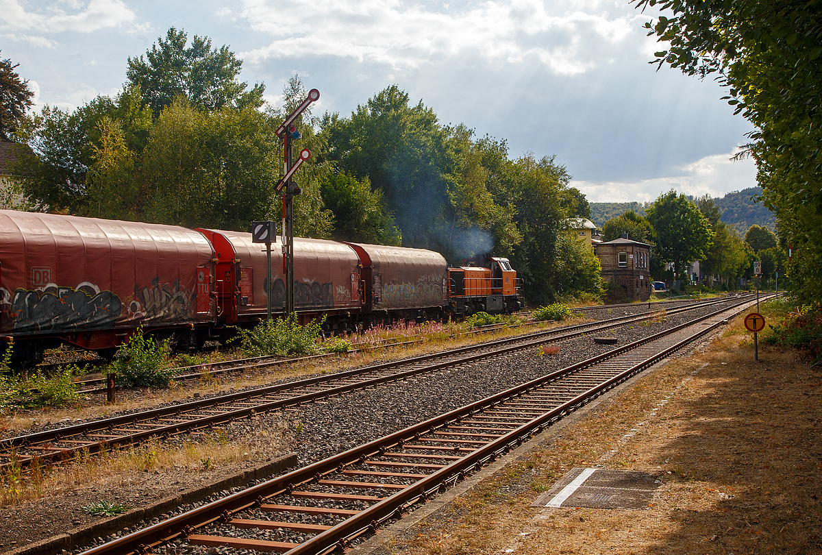 Nun zeigt das Signal Hp 2 – Langsamfahrt und die KSW 46 bzw. 277 807-4 (92 80 1277 807-4 D-KSW), die Vossloh G 1700-2 BB der Kreisbahn Siegen-Wittgenstein, verlässt am 30.08.2022, mit einem langen Übergabe-Güterzug, den Bahnhof Herdorf . Sie fährt via Betzdorf (Sieg) nach Kreuztal.

Hinten das Stellwerk Herdorf Fahrdienstleiter.
