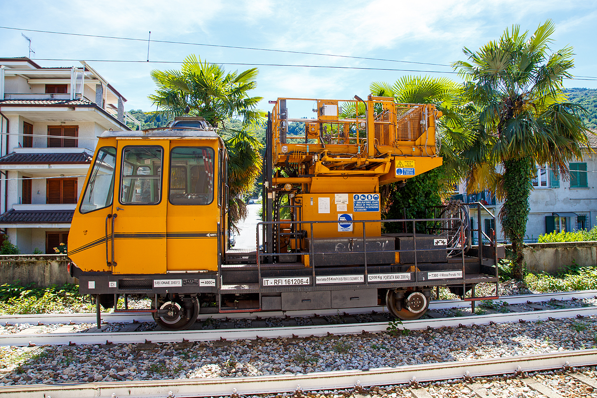 
Oberleitungsinstandhaltungs-Fahrzeug S 45 2480 bzw. IT-RFI 161206-4 der Rete Ferroviaria Italiana (RFI), die Betriebsgesellschaft für den Bereich Schienennetz und Eisenbahninfrastruktur der FS, abgestellt am 20.06.2016 in Stresa. 

Gebaut wurde das Fahrzeug 1988 von der SAEM S.P.A. in Rom. 

Technische Daten: 
Spurweite: 1.435 mm 
Achsanzahl: 2 
Länge über Puffer: 7.300 mm 
Achsabstand: 4.000 mm 
Höchstgeschwindigkeit: 55 km/h 
Eigengewicht: 12.000 kg 
Nutzlast: 2.000 kg Max. 
Belastung der Hebebühne: 600 kg 
Ungewöhnlich sind die außenliegenden Bremsen und Bremsscheiben.
