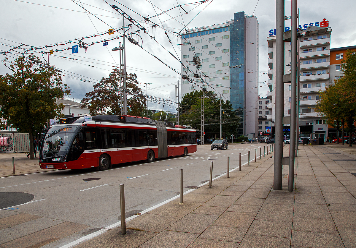 OBUS 349 (S 868 TB) der Salzburg AG ein Solaris Gelenktrolleybus vom Typ Solaris Trollino III 18 AC MetroStyle (Baujahr 2016 unter Fabriknummer 15555) am 10.09.2022 vor dem Hbf Salzburg.

Der Solaris Trollino III 18 AC MetroStyle ist ein 18 Meter langer Oberleitungsbus-Typ des polnischen Unternehmens Solaris. Die niederflurigen Gelenkwagen basieren auf dem Dieselbusmodell Solaris Urbino 18. Die Typenbezeichnung Trollino ist ein Kofferwort aus Trolejbus (der polnischen Transkription für Trolleybus) und Urbino. 

In der Variante MetroStyle wurde eine stärker abgeschrägte Front eingebaut und eine im Design passende Dachverkleidung angebracht. Die vordere Einstiegstür hat in dieser Version nur die halbe Breite. Sie haben 35 Sitzplätze und 100 Stehplätze. Der in den Salzburger Bussen verbaute Traktionssysteme Austria-Motor leistet 256 kW, womit er das leistungsstärkste je im Salzburger Obusnetz eingesetzte Aggregat darstellt.

Die Busse sind zusätzlich mit Hilfsdieselmotoren ausgestattet, damit Ausfälle der Oberleitung oder der Elektronik des Busses zumindest ein Aus-dem-Gefahrenbereich-Fahren des Fahrzeugs ermöglichen. Ein neuartiges automatisches Stromabnehmersystem mit Schnellabsenkung gestattet nun auch das automatische Andrahten an Fahrleitungstrichtern. Damit kann der Wechsel zwischen Notfahrt und normaler Betriebsform schneller und ohne dass der  Fahrer den Fahrerplatz verlassen muss, vonstattengehen. Die Busse tragen die Stadtbus-Nummern von 321 bis 370.

Seit 1940 bringt der Obus unzählige Fahrgäste bequem und sicher durch die Stadt Salzburg. Auf der Busspur einfach am Stau vorbei: Wer seine Nerven im Berufsverkehr schonen will, fährt lieber öffentlich. Damit die Attraktivität der Salzburger Öffis weiter steigt, investiert die Salzburg AG konsequent in den Streckenausbau und in neue Fahrzeuge. Die modernen Obusse bieten schon heute in Salzburg viel Komfort. Gab es damals nur eine Linie, wurde das Obus-Netz mittlerweile auf 12 Linien verteilt, auf 128 Kilometer Linienlänge ausgebaut und auf den neuesten Stand der Technik gebracht.
