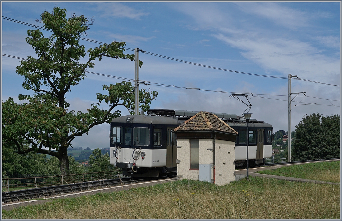 Obwohl als Leermaterialzug unterwegs nach Chernex, legte der MOB Be 4/4 1006 (ex Bipperlisi) in Châtelard VD einen kurzen (Foto?)- Halt ein. 

12. August 2019