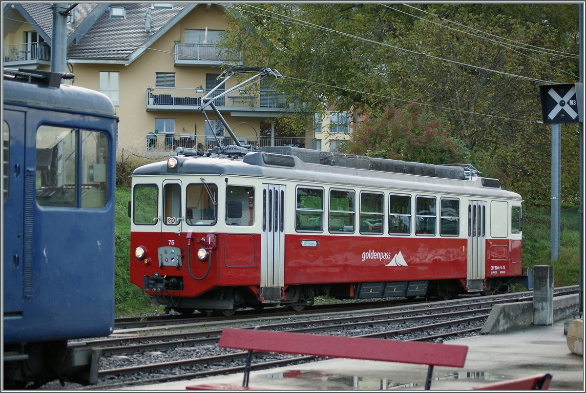 Obwohl der CEV BDeh 2/4 75 in voller Grsse zu sehen ist, finde ich das die Umgebung das  Motiv verdeckt .
Blonay, den 15. Okt. 2014