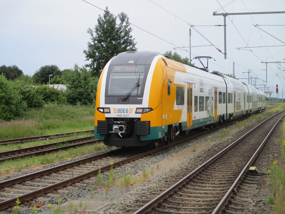 ODEG 462 122,als RE Rostock-Sassnitz,am 05.Juli 2025,bei der Einfahrt in Bergen/Rügen.