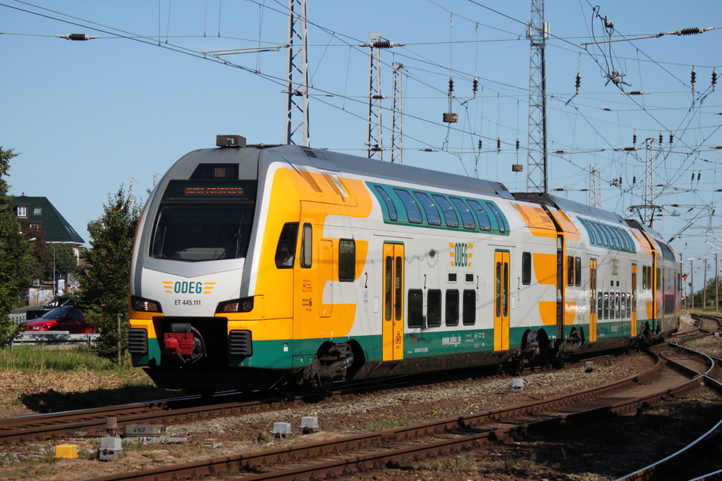 ODEG-Kiss 445 111-8 als Leerfahrt von Warnem�nde nach Rostock-Bramow bei der Ausfahrt in Warnem�nde am 09.08.2015