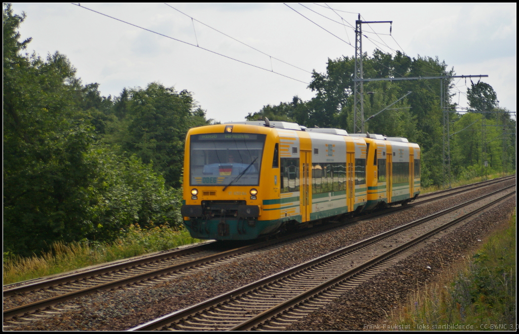 ODEG VT 650.64 / 650 064 als RB60 Wriezen am 16.06.2014 durch Panketal-Röntgental. Die Fahne scheint Glück gebracht zu haben, Deutschland gewann das Spiel gegen Portugal mit 4:0. Gruß an die 3 im Führerstand!