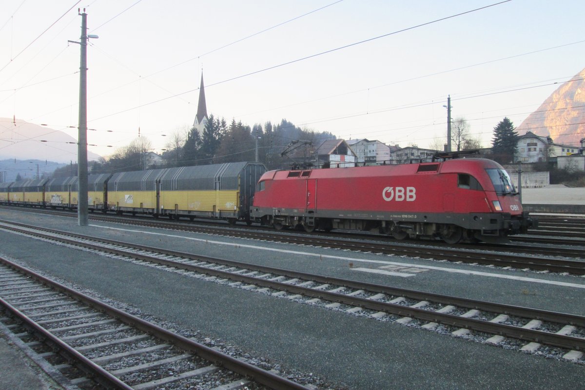 ÖBB 1016 047 steht am 28 Dezember 2016 in Kufstein.