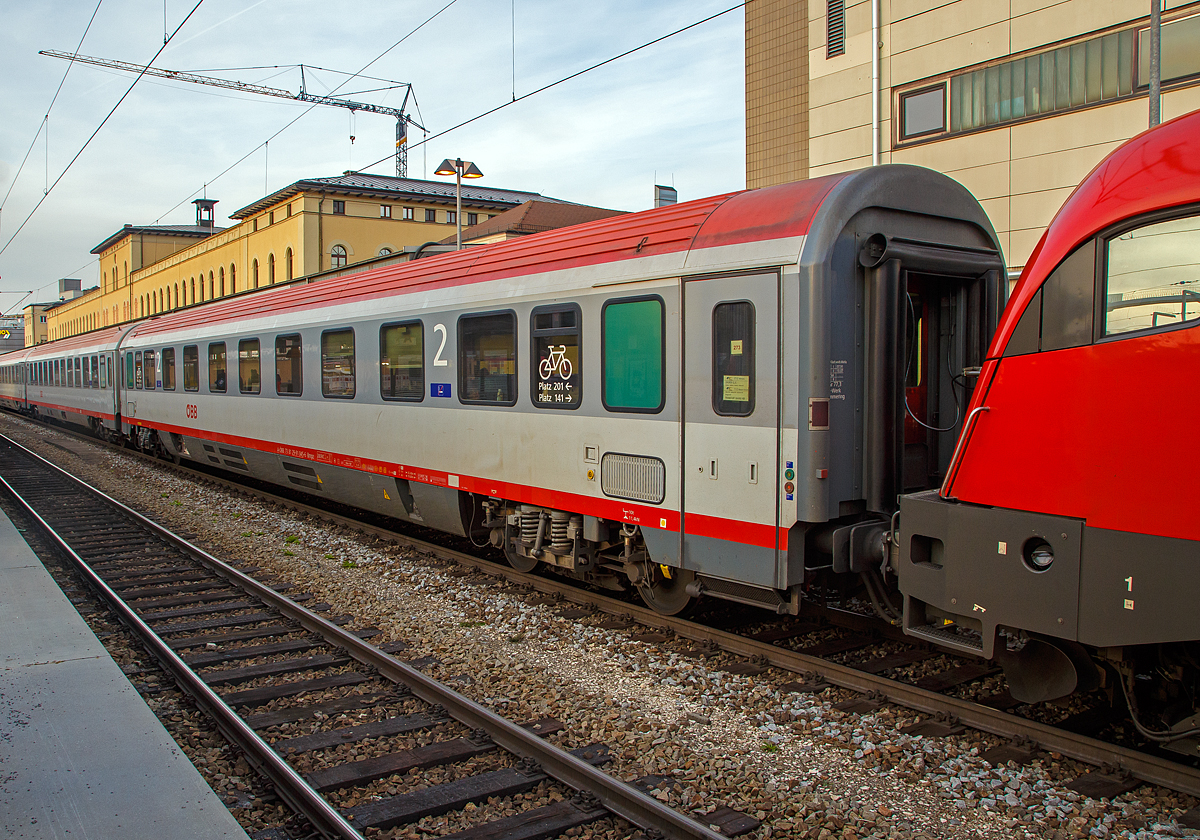 
ÖBB 2. Klasse Großraumwagen der Bauart Bmpz-73, A-ÖBB 73 81 29-91 046-6 Bmpz, als Kurswagen des  EC 212 „Mimara“ von Zagreb, eingereiht als Wagen 273  in den EC 112 „Blauer Enzian“ (Klagenfurt Hbf - Frankfurt am Main Hbf) am 08.02.2020 beim Halt im Hauptbahnhof Augsburg.

TECHNISCHE DATEN: 
Hersteller: SGP Graz (Anfang der 1990er)
Spurweite: 1.435 mm 
Länge über Puffer:  26 400 mm
Drehzapfenabstand:  19.000 mm
Achsstand:  21.500 mm
Achsstand im Drehgestell:  2.500 mm
Drehgestellbauart: Minden-Deutz 522
Leergewicht: 50 t
Höchstgeschwindigkeit:  200 km/h
Sitzplätze: 74 (2.Klasse)
Abteile: Großraum
Fahrradstellplätze: 2
Toiletten: 1(geschlossenes System)
Die Wagen wurden zwischen 2002 und 2008 modernisiert 
