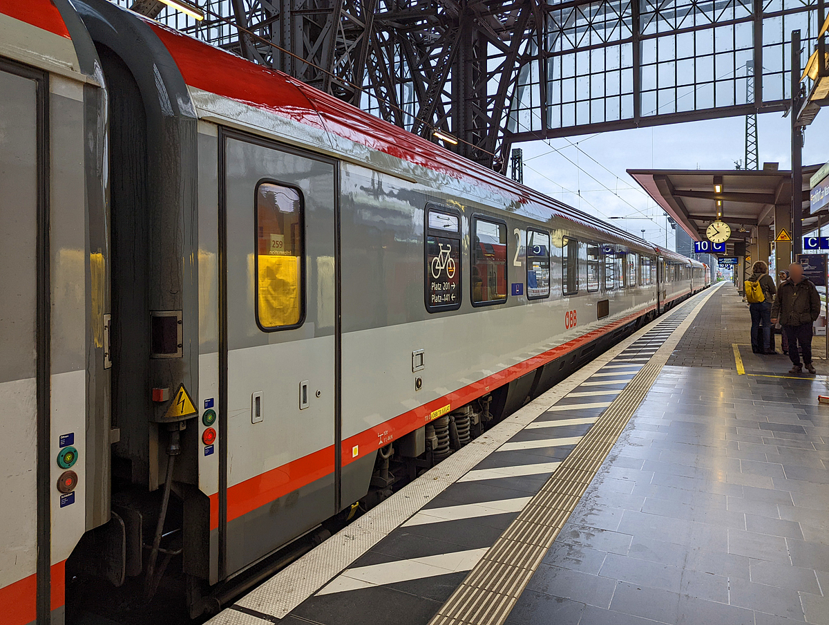 ÖBB 2. Klasse Großraumwagen der Bauart Bmpz 73 (ex Ampz), A-ÖBB 73 81 29-91 032-4 Bmpz, als Wagen Nr. 259 eingereiht in den EC 113 „Blauer Enzian“ (Frankfurt am Main Hbf - Klagenfurt Hbf), am 10.09.2022 im Hbf Frankfurt am Main. 

Diese vierachsigen 2. Klasse Eurofima-Wagen (UIC-Typ Z1) Bmpz 29-91 (Druckertüchtigte Ausführung) sind seit 1991 bei den OBB in Betrieb und werden für den Fernverkehr auf allen europäischen Normalspurstrecken eingesetzt. Die Wagen wurden zwischen 2002 und 2008 modernisiert

TECHNISCHE DATEN: 
Hersteller: Jenbacher Werke oder SGP Simmering (Anfang der 1990er)
Spurweite: 1.435 mm 
Länge über Puffer:  26 400 mm
Drehzapfenabstand:  19.000 mm
Achsstand:  21.500 mm
Achsstand im Drehgestell:  2.500 mm
Drehgestellbauart: SGP-300 R
Leergewicht: 50 t
Höchstgeschwindigkeit:  200 km/h
Sitzplätze: 74 (in der 2. Klasse)
Abteile:  2 vollklimatisierte Großraum-Abteile
Fahrradstellplätze: 2
Toiletten: 2 (geschlossenes System)
Bremse: O-PR-Mg
