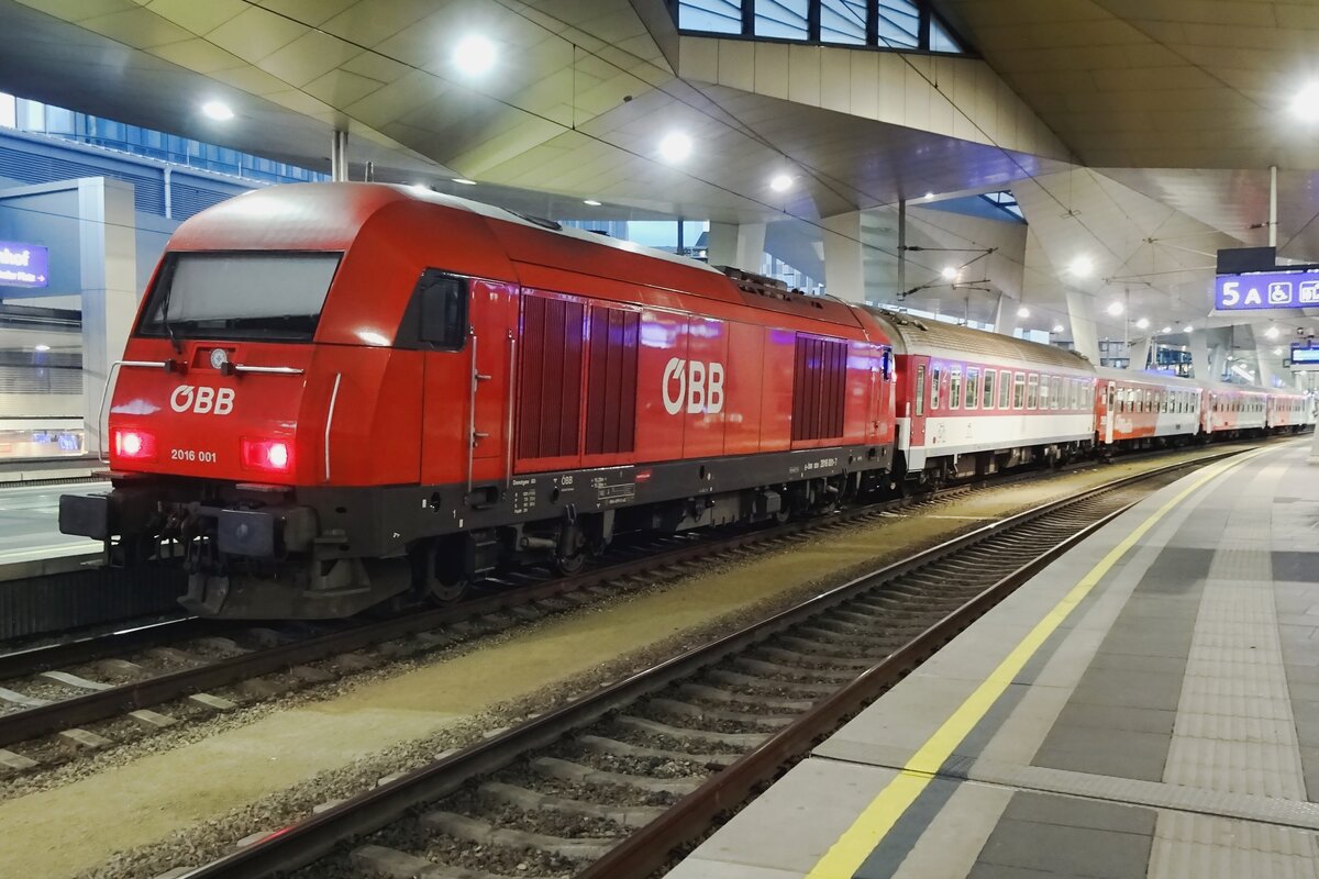 ÖBB 2016 001 wartet am 27 Augustus 2021 in Wien Hbf das Abfahrtsignal nach Bratislava ab. 