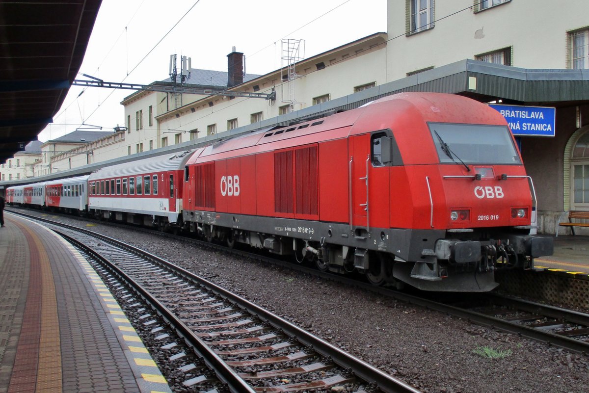 ÖBB 2016 019 steht am 19 September 2017 in Bratislava hl.st.