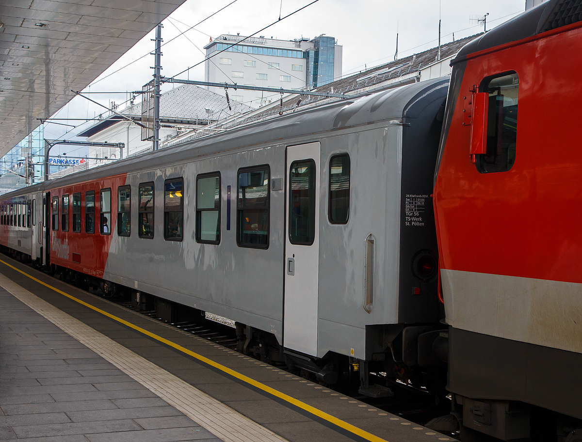 ÖBB 2.Klasse Inlandsreisezugwagen (CityShuttle-Wagen) A-ÖBB 50 8121-73 121-2, der Gattung Bmpz-I, eingereiht in den REX 3 (City Shuttle) nach Wörgl Hbf, am 11.09.2022 im Hbf Salzburg.

Als Inlandsreisezugwagen der ÖBB (offiziell Inlandsreisezugwagen Typ neue Generation) wird eine Bauart von Reisezugwagen der ÖBB bezeichnet, die in den Jahren 1980 bis 1989, von den Herstellern SGP Graz und Jenbacher Werke, gebaut und von den 1990er-Jahren bis circa 2006 zu den bekannten CityShuttle-Wagen umgebaut wurden.

Ab 1980 folgte den Schlierenwagen eine neue Serie, die auch die UIC-Standardlänge von 26,40 m besitzt. Ansonsten wurden sie nach den gleichen Baugrundsätzen (niedrige Wagenhöhe, kleinere Räder, Leichtbauweise) wie die Schlierenwagen gebaut. Die Wagen erhielten nun Übersetzfenster und Schwenkschiebetüren und waren für eine Höchstgeschwindigkeit von 160 km/h konzipiert. Sie wurden daher in den 1980er und 90er-Jahren überwiegend in InterCity-, Schnell- und Eilzügen verwendet und kamen dadurch auch in die Nachbarländer Deutschland und die Schweiz, (die Zulassung haben sie noch heute). 

Mit Einführung des CityShuttle im Nahverkehr der ÖBB wurden alle 20-75 in die Reihe 21-73 umgebaut.

TECHNISCHE DATEN: 
Spurweite: 1.435 mm 
Länge über Puffer:  26 400 mm
Drehzapfenabstand:  18.300 mm
Achsstand im Drehgestell:  2.500 mm
Laufraddurchmesser: 840 mm (neu)
Höhe über SOK: 3.700 mm
Leergewicht: 37 t
Höchstgeschwindigkeit:  160 km/h
Sitzplätze: 50
Bremse: O-PR-A
Zugelassen in: A, CH und D
