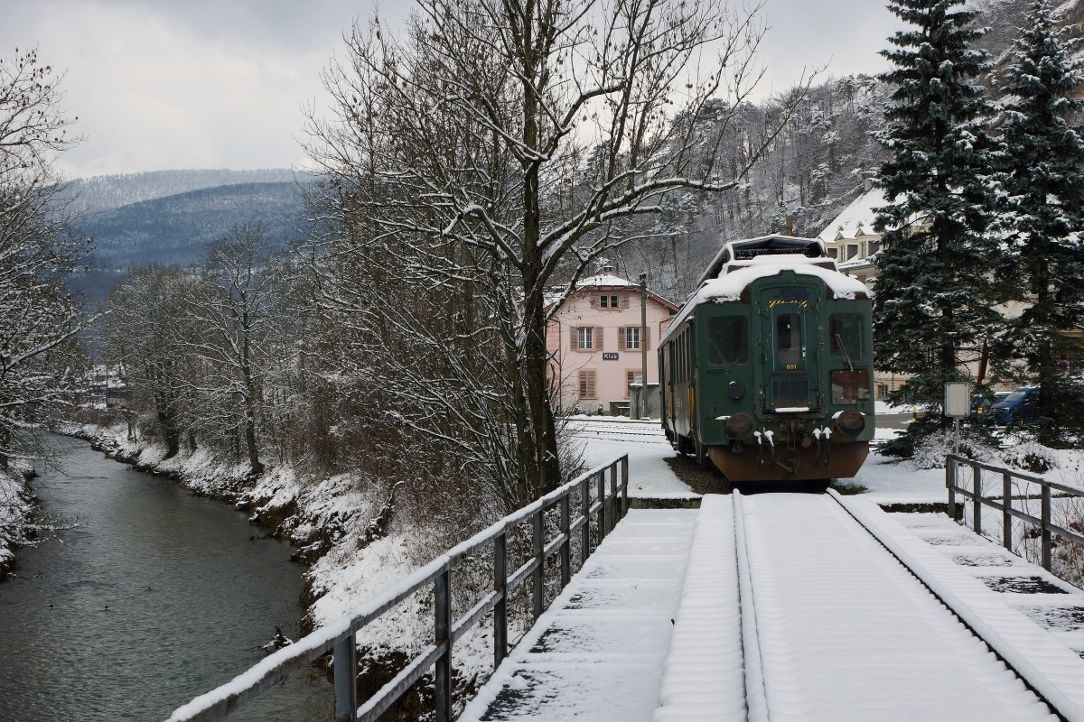 OeBB: Ausrangierte Triebzüge warten auf den Abstellgeleisen in der Klus bei Balsthal ihr weiteres Schicksal ab. In winterlicher Stimmung aufgenommen wurden am 16. Januar 2016 der RBe 4/4 205-Pendel und der BDe 4/4 651 (beide ehemals SBB).
Foto: Walter Ruetsch