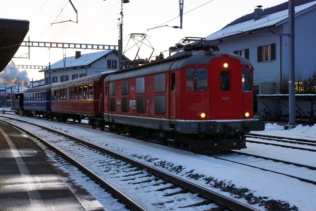 OeBB: Dampffahrt Balsthal-Olten der Oensingen Balsthal Bahn mit der Eb 2/4 35, 2 Salonwagen und der Re 4/4 I 10009 vom 1. Dezember 2017.
Auf die Abfahrt wartend in Oensingen.
Foto: Walter Ruetsch 