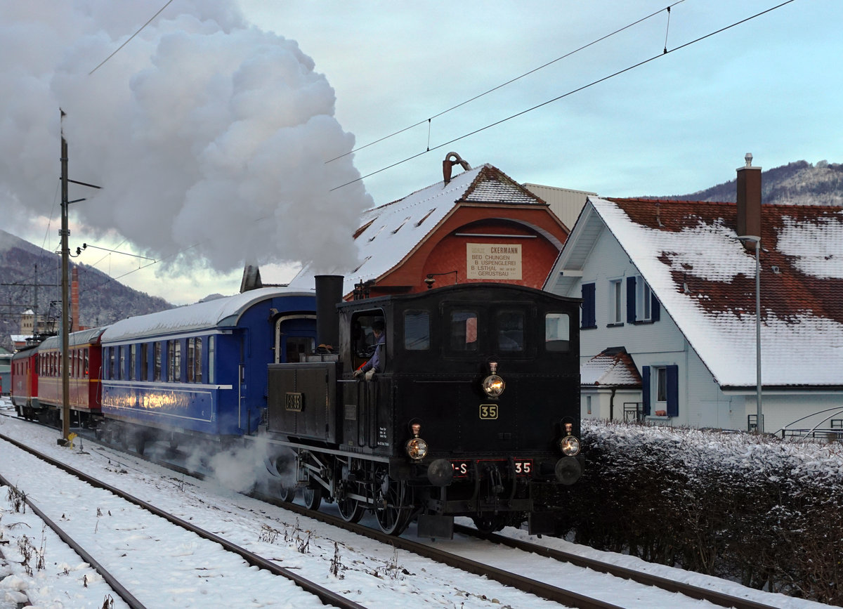 OeBB: Dampffahrt Balsthal-Olten der Oensingen Balsthal Bahn mit der Eb 2/4 35, 2 Salonwagen und der Re 4/4 I 10009 vom 1. Dezember 2017.
Bei Balsthal.
Foto: Walter Ruetsch 