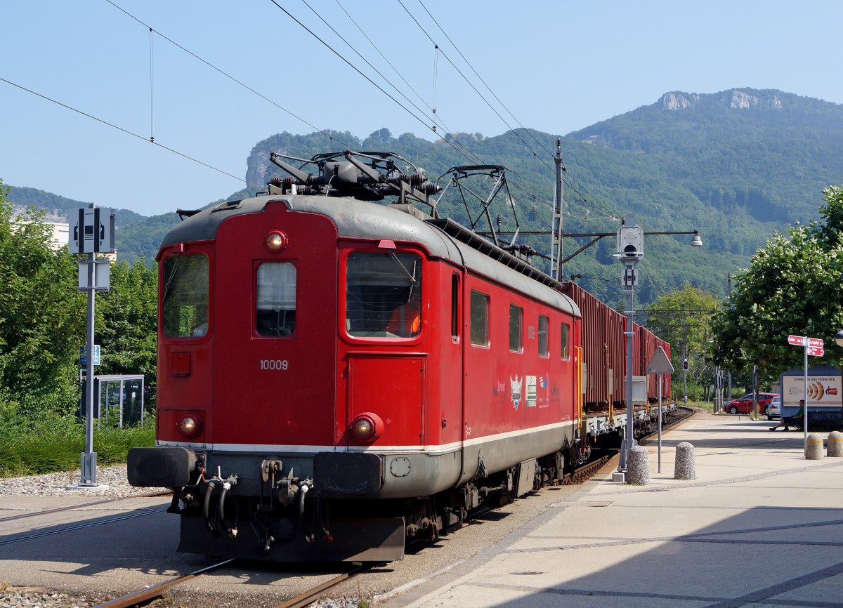 OeBB: Die Re 4/4 I 10009 mit dem Kehrichtzug bei der Einfahrt Oensingen am 7. Juli 2015.
Foto: Walter Ruetsch