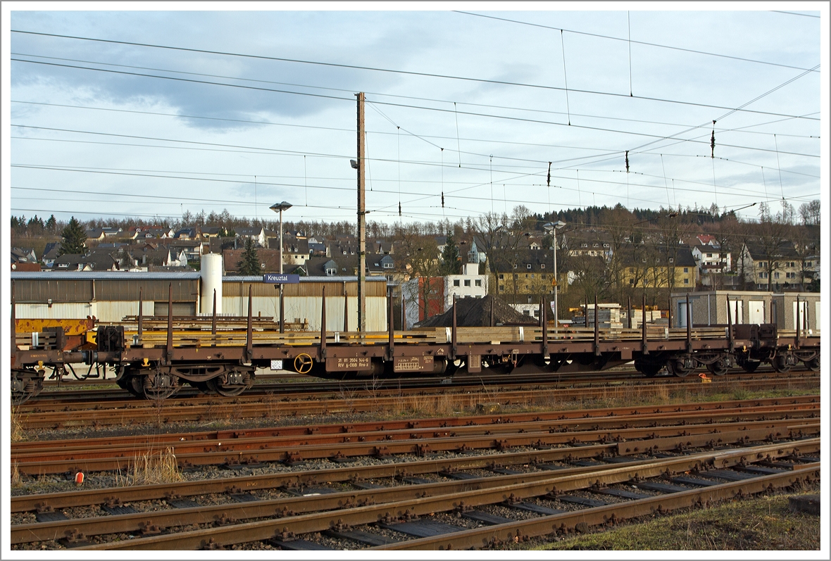 BB-Drehgestellflachwagen mit vier Radstzen, mit Rungen und Stirnwandklappen, der Gattung Rns-z, Typ 3504, Betriebsnummer 31 81 3504 144-6 A-BB, mit Stahlblechen beladen abgestellt am 21.12.2013 in Kreuztal.

Technische Daten:
Achsanzahl: 4
Lnge ber Puffer: 22.370 mm
Lnge der Ladeflche: 21.000 mm
Eigengewicht: 22.700 kg
Lastgrenze bei Streckenklasse D: 65,5 t
