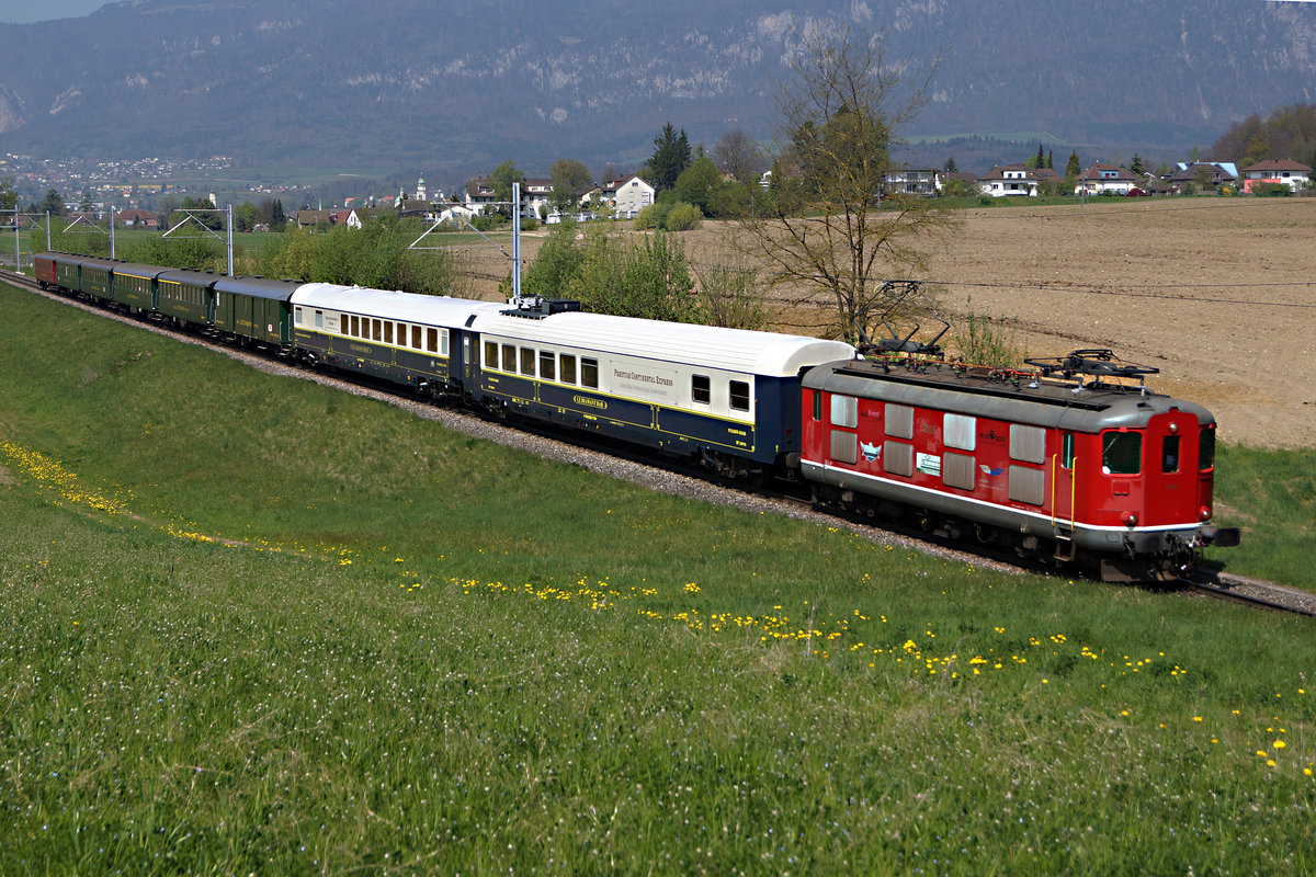 OeBB: Extrazug Balsthal-Oberburg mit der Re 4/4 I 10009 zwischen Solothurn und Biberist am 12. April 2017.
Foto: Walter Ruetsch