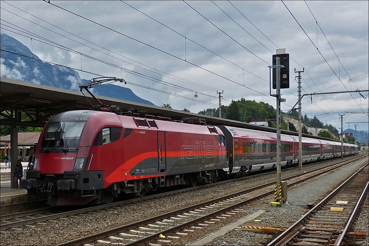  ÖBB Lok 1116 233 schiebt den Railjet von Jenbach in Richtung Insbruck aus dem Bahnhof.  22.08.2016