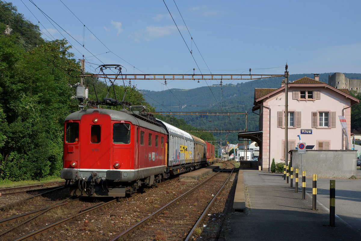 OeBB: Re 4/4 4/4 I 10009 wartete am 11. Juli 2016 auf der Station Klus bei Balsthal die Kreuzung mit dem DOMINO ab.
Foto: Walter Ruetsch 