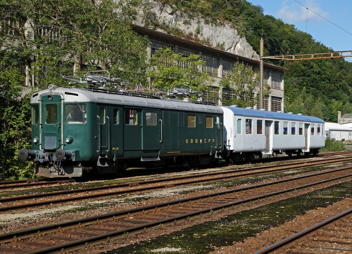 OeBB: RFe 4/4 601 (1940, ehemals SBB/SZU) mit Mitteleinstiegwagen (ehemals SBB) in der Klus bei Balsthal abgestellt am 25. August 2015.
Foto: Walter Ruetsch