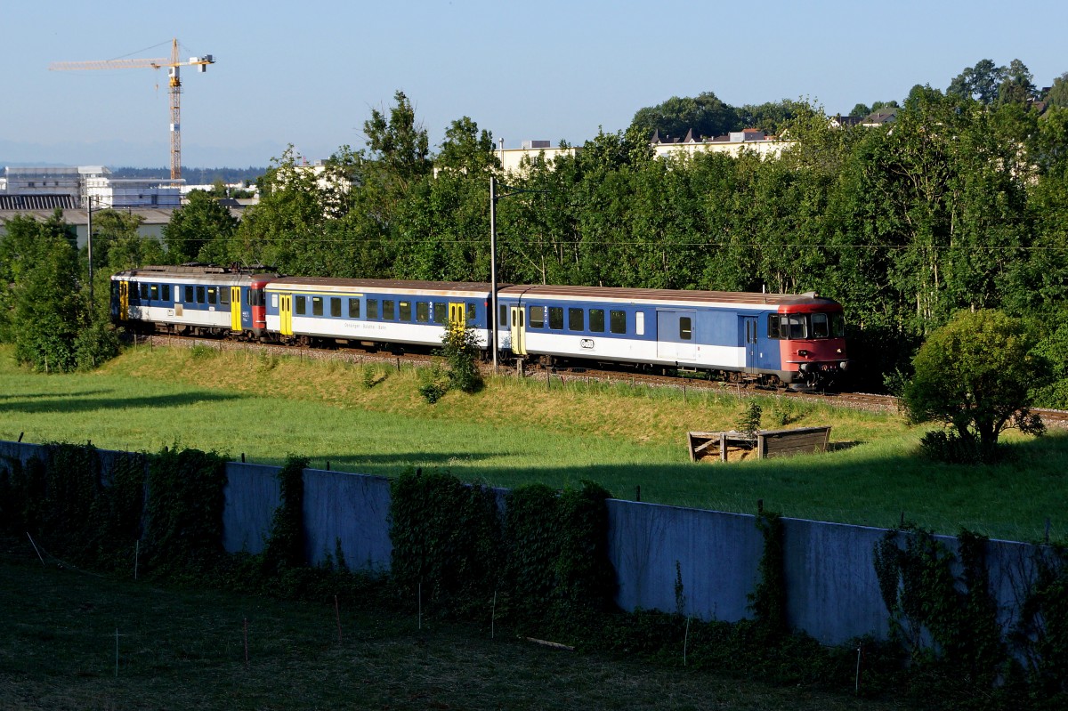 OeBB: TAGESBEGINN BEI DER Oensingen Balsthal Bahn am 10. Juli 2015. Auch bei sonnigem Sommerwetter verkehren die ersten Züge der OeBB in der Klus bei Balstahl noch längere Zeit im Schatten. Ein Regionalzug mit dem RBe 4/4 206 auf einer seiner morgendlichen Fahrten nach Balsthal auf dem ersten Streckenabschnitt mit Sonnenlicht.
Foto: Walter Ruetsch