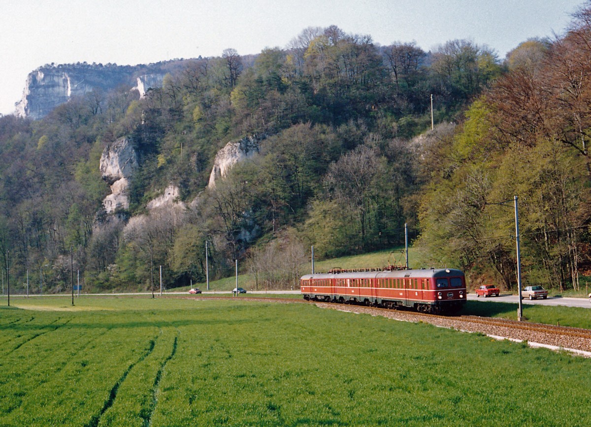 OeBB/SVG: Während den Jahren 1986 bis ca. 1992 stand der BDe 4/12 204 (1935) ex DB ET 25 bei der Oensingen Balstal Bahn im planmässigen Dienst. Im Jahre 1993 wurde dieser historisch wertvolle Zug nach Stuttgart verkauft. Zur Zeit bereichert das schön aufgearbeitete Fahrzeug die Fahrzeugsammlung der Eisenbahn-Erlebniswelt Horb am Neckar. Die Aufnahme entstand im Mai 1991 im Maiacker auf der Fahrt nach Oensingen.
Foto: Walter Ruetsch  